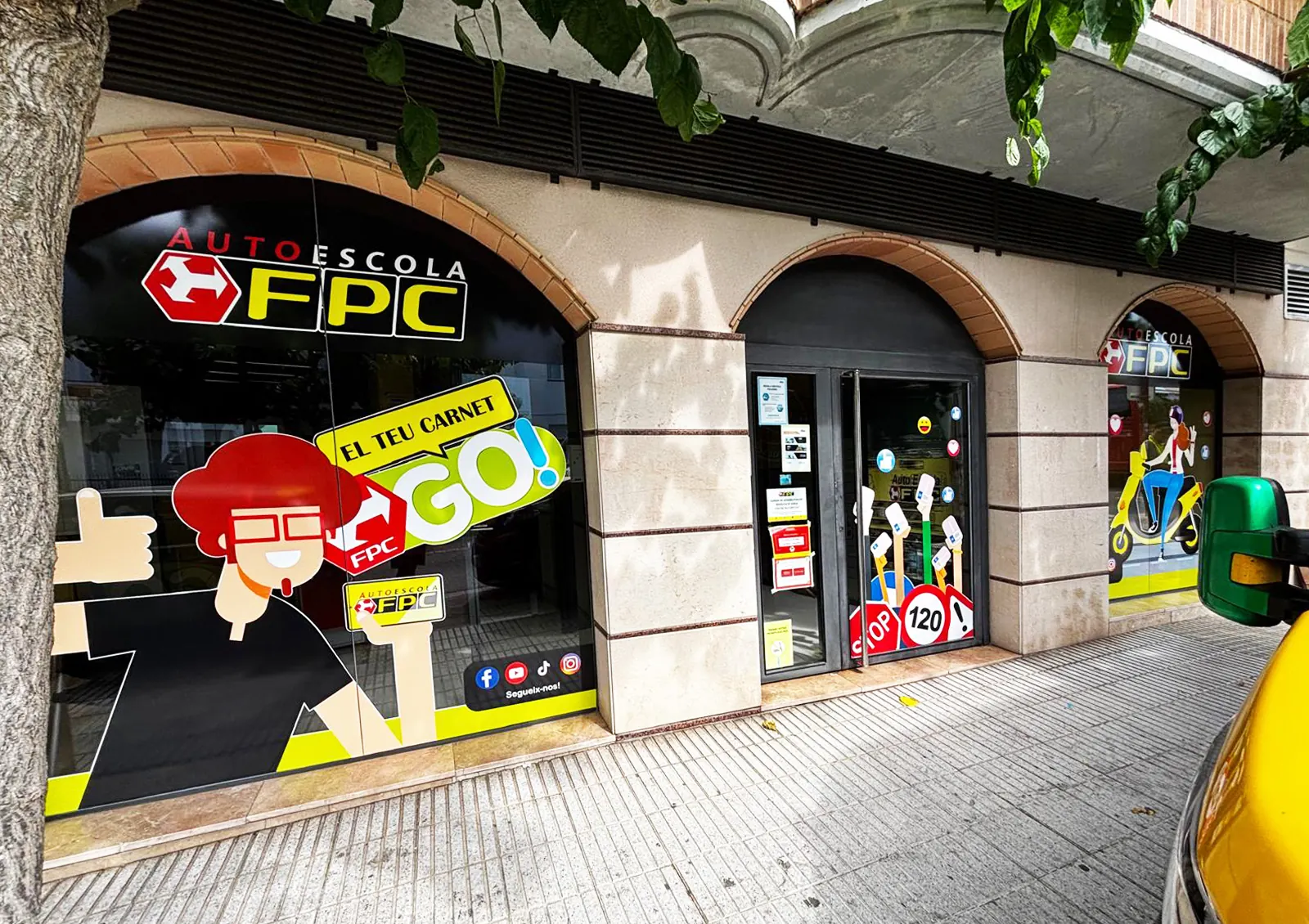 retolacio-aparador-autoescola-figueres